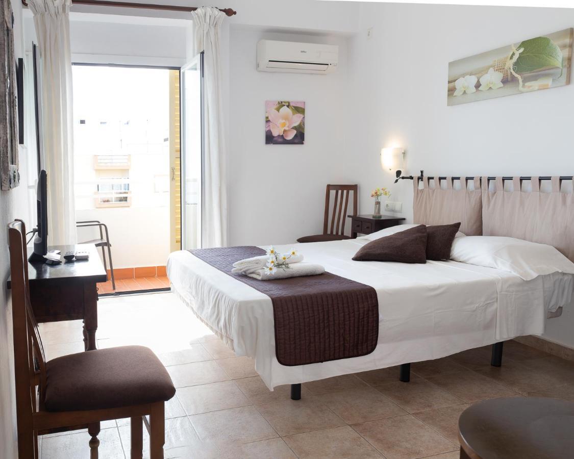 Hostal Yebisah Santa Eularia des Riu Eksteriør billede