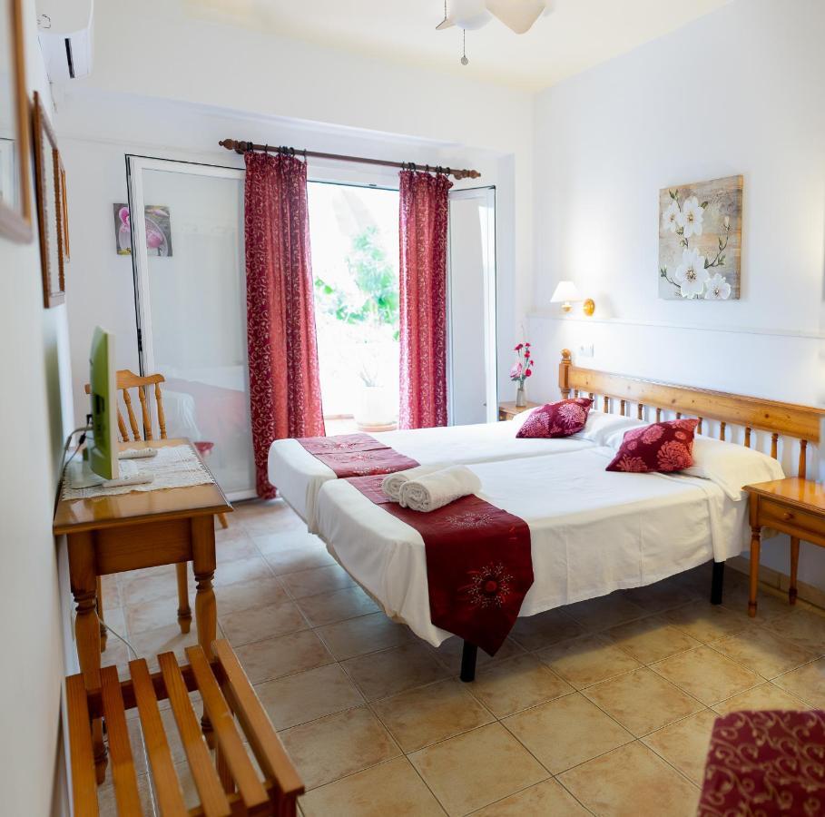 Hostal Yebisah Santa Eularia des Riu Eksteriør billede
