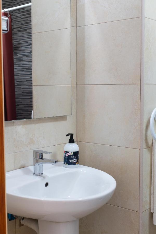 Hostal Yebisah Santa Eularia des Riu Eksteriør billede
