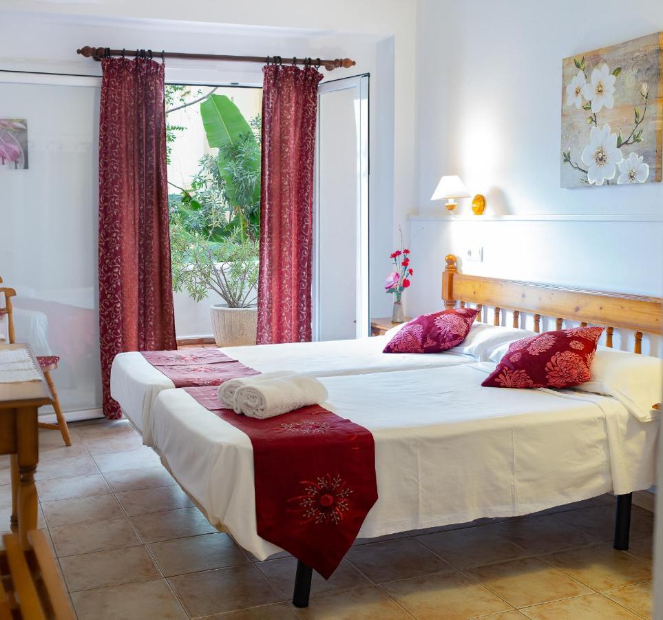 Hostal Yebisah Santa Eularia des Riu Eksteriør billede