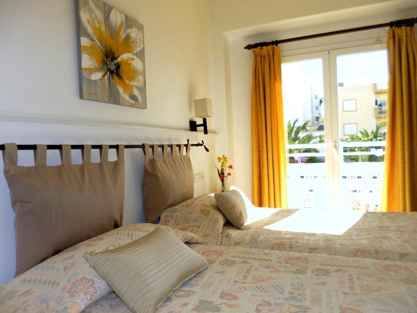 Hostal Yebisah Santa Eularia des Riu Eksteriør billede