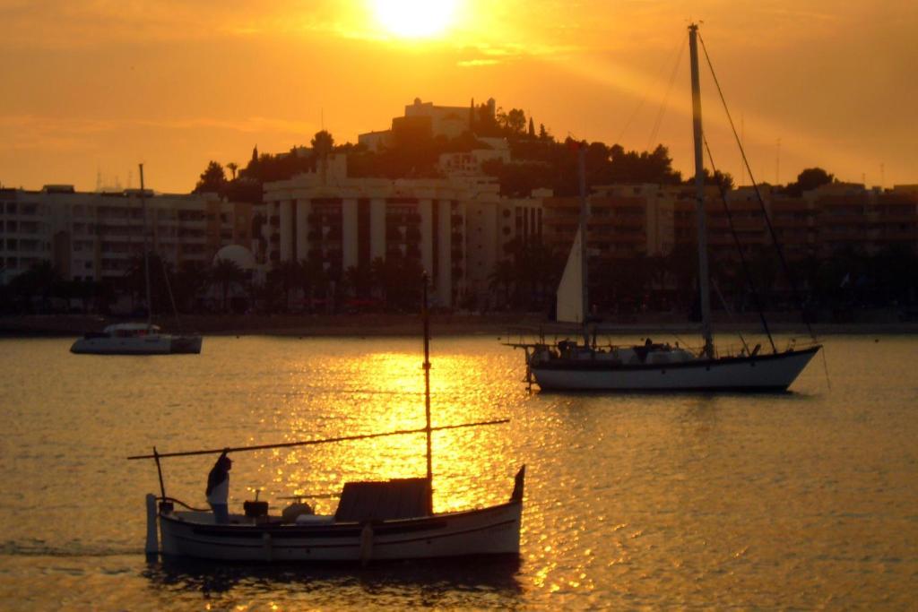 Hostal Yebisah Santa Eularia des Riu Eksteriør billede