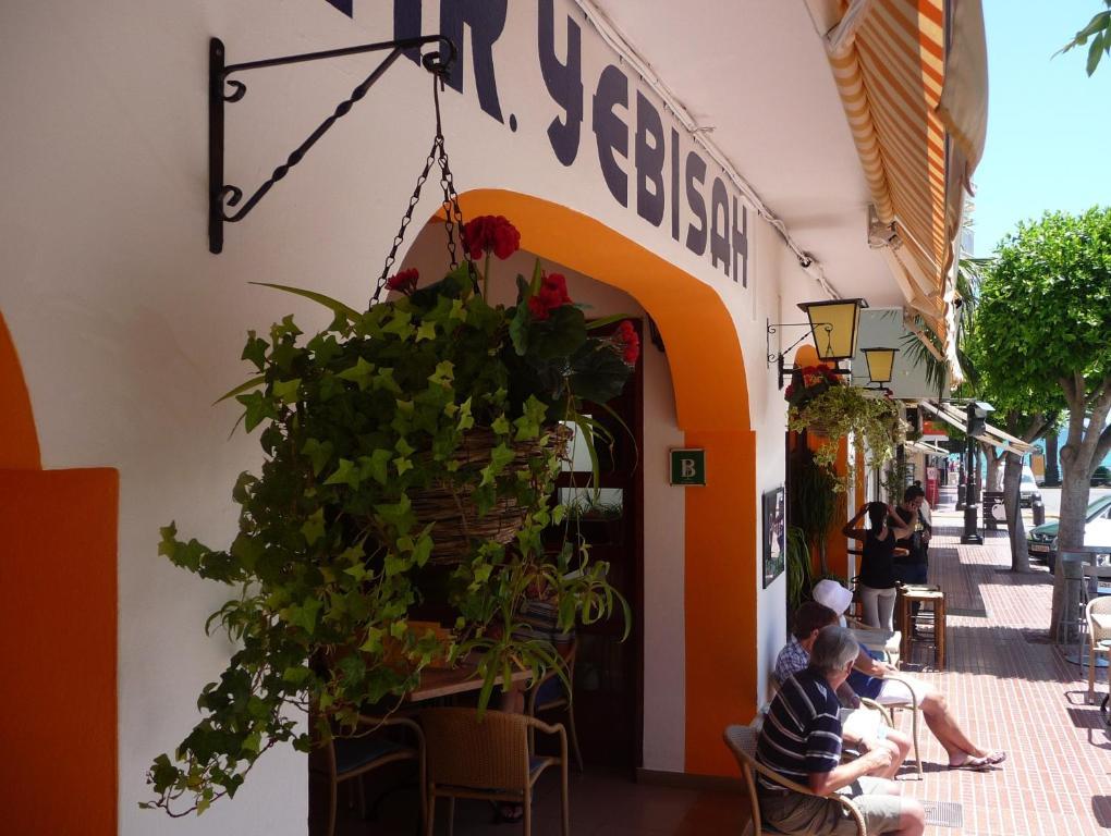 Hostal Yebisah Santa Eularia des Riu Eksteriør billede