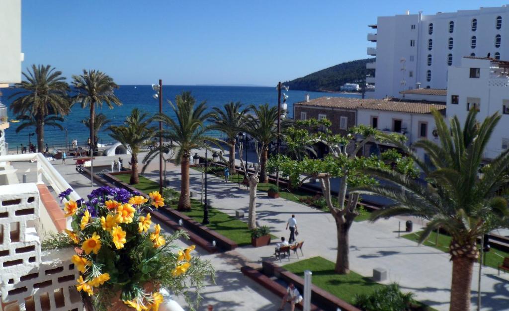 Hostal Yebisah Santa Eularia des Riu Eksteriør billede