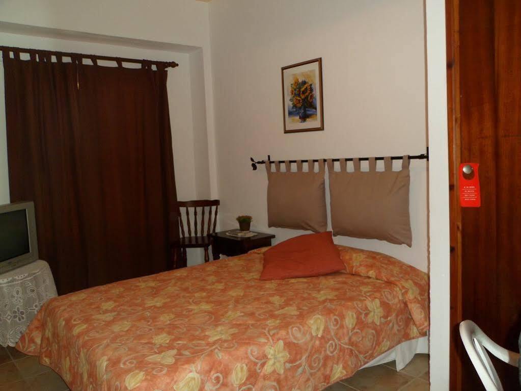 Hostal Yebisah Santa Eularia des Riu Eksteriør billede